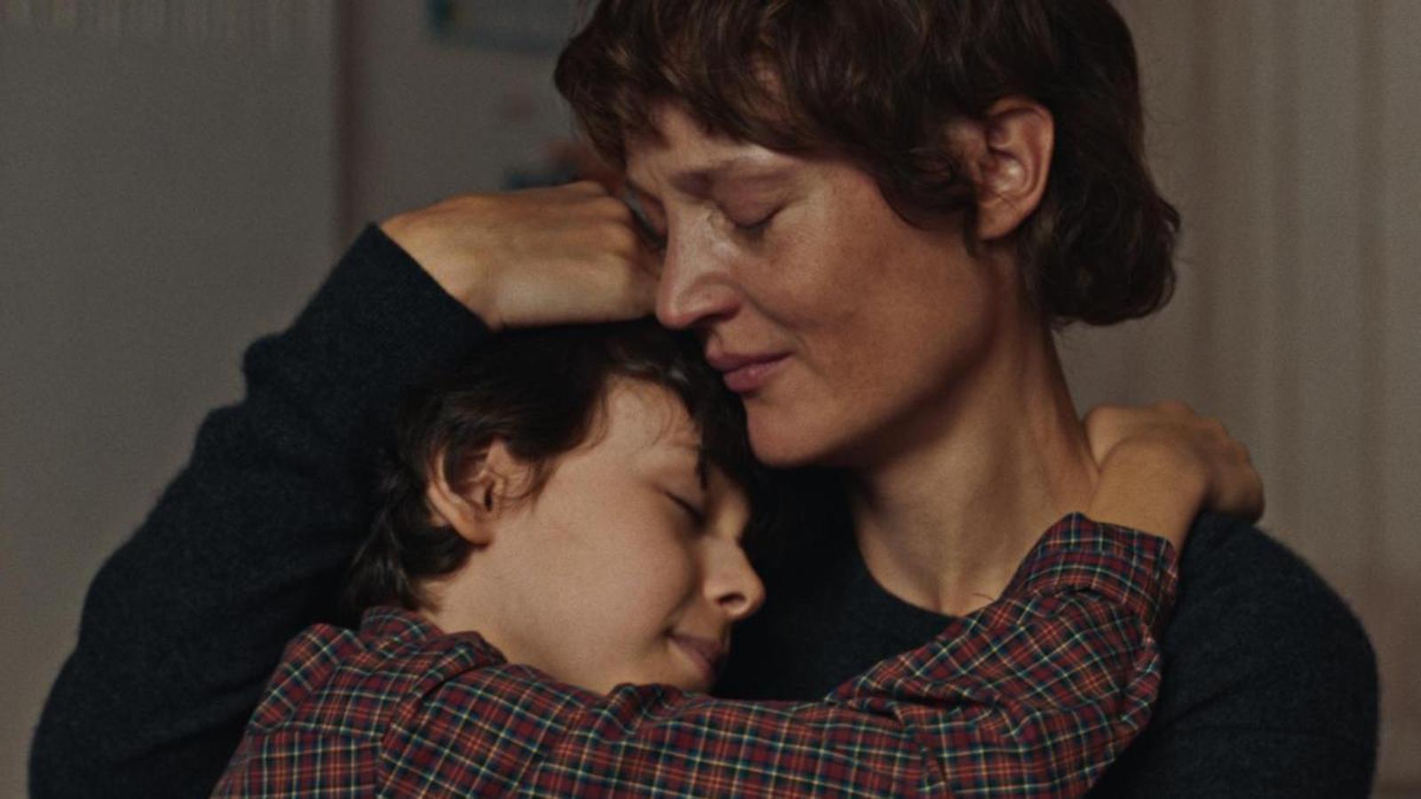 Viggo Ferreira-Redier y Vicky Krieps en la película 'Love me tender'.