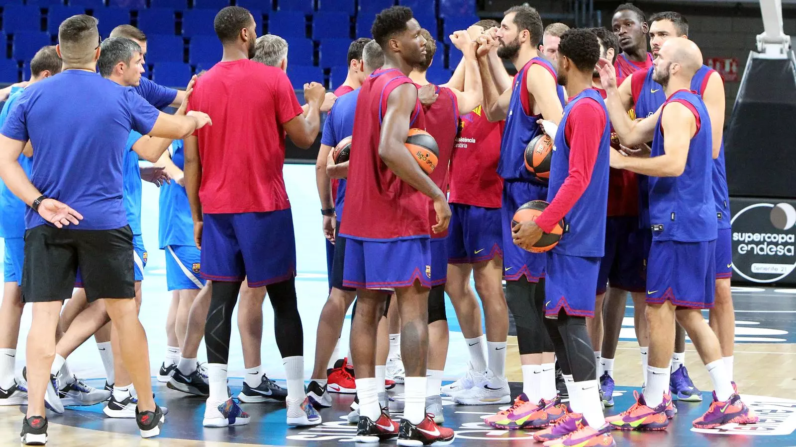 Els jugadors del Barça després d'un entrenament