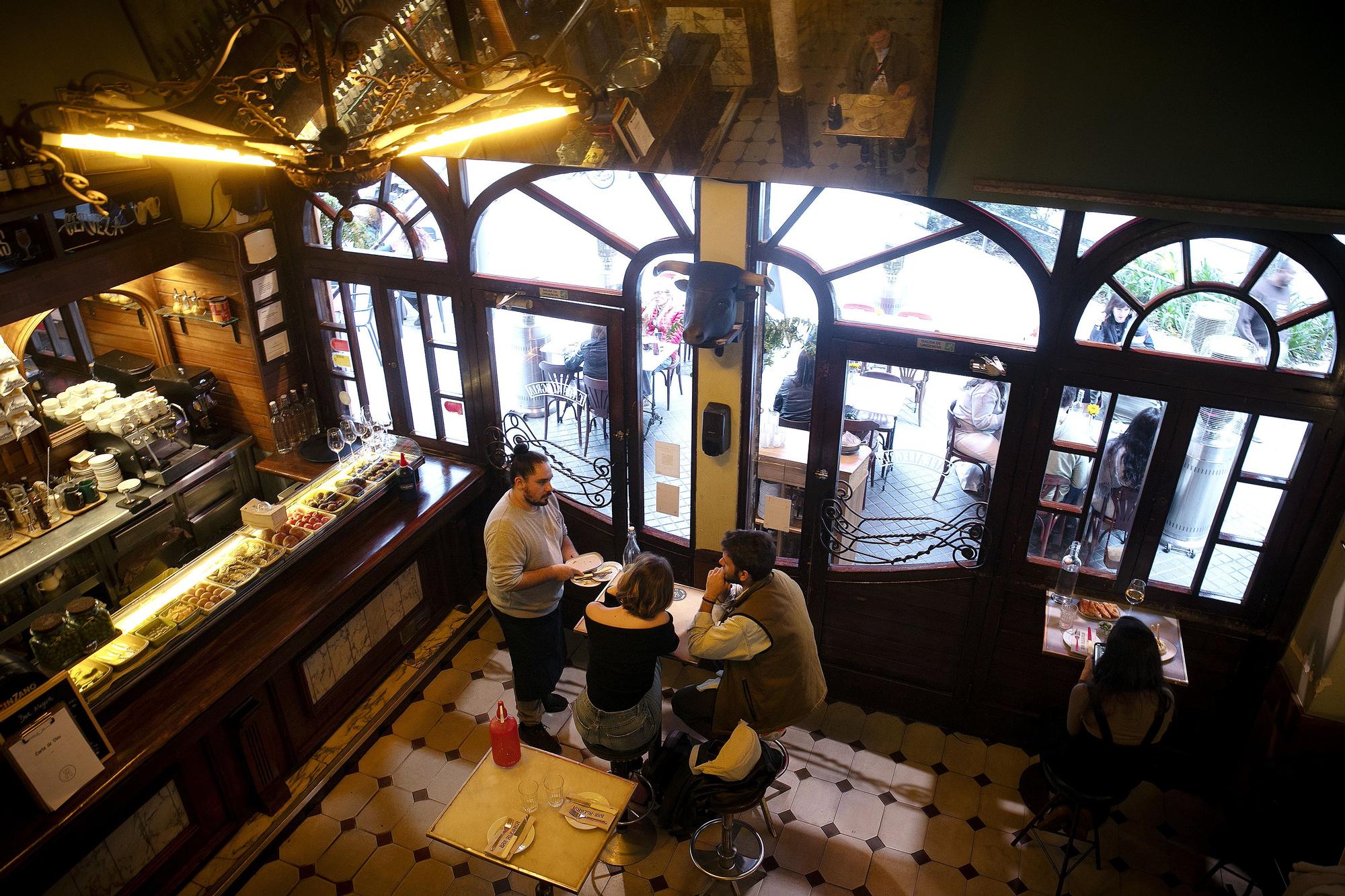 L'interior del Bar Alegria vist des de l'altell.