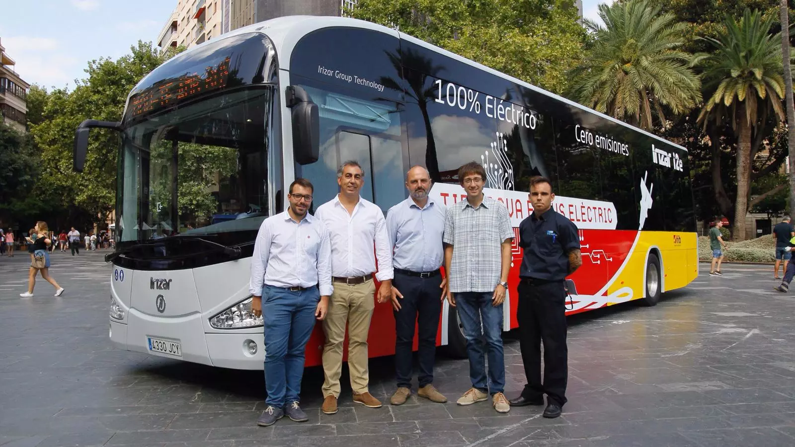 El director general de Transporte y Mobilitat, Jaume Mateu (centre), durant la presentació del primer bus elèctric de les Balears