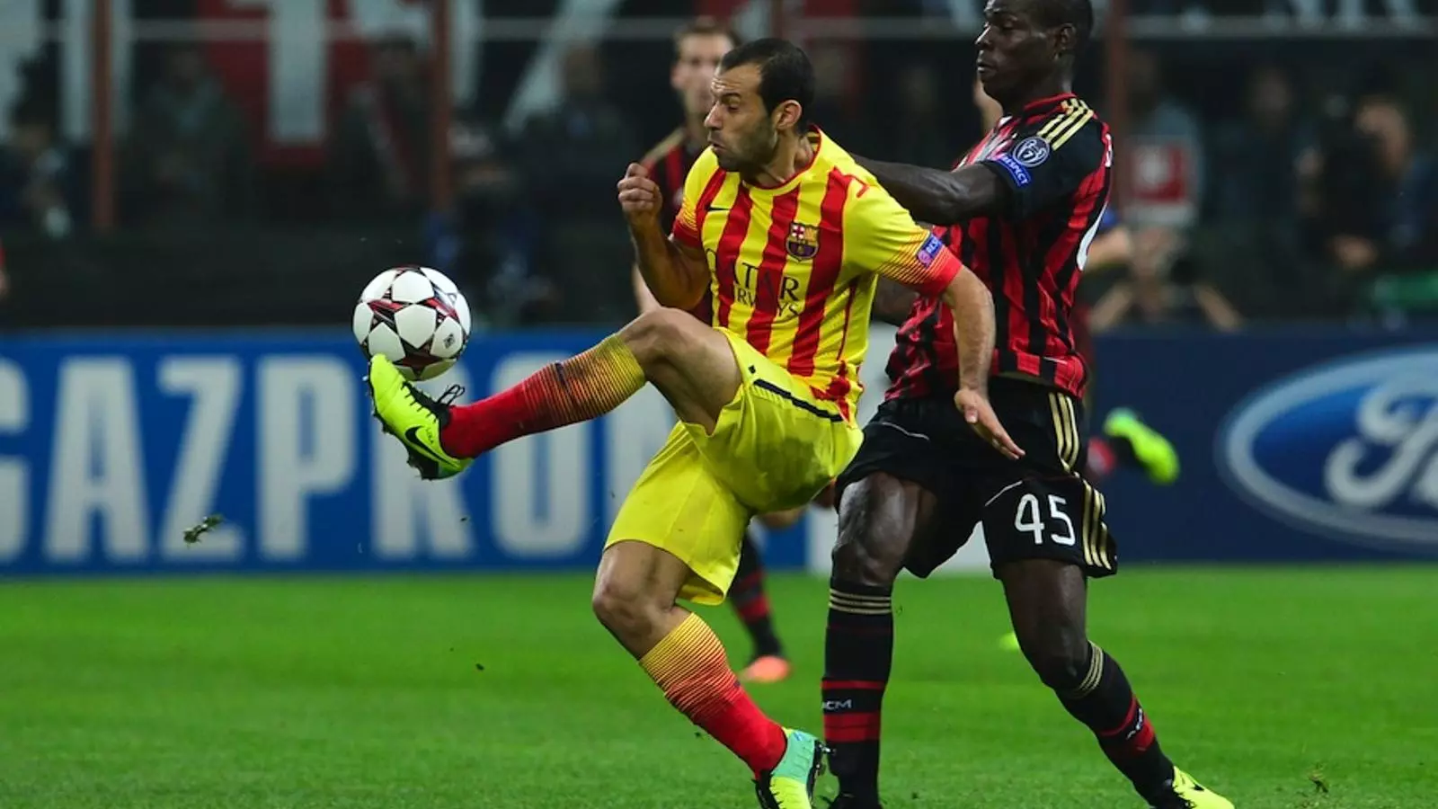 Javier Mascherano intenta allunyar la pilota