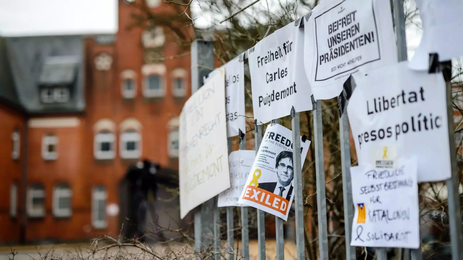 Cartells de suport a Puigdemont als afores de la presó de Neumünster