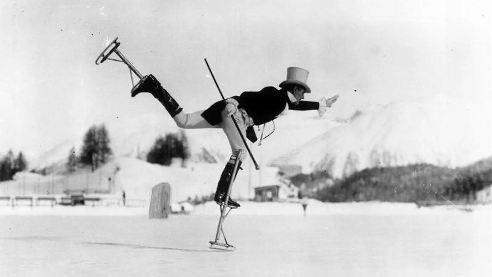 Un patinador artístic fa equilibris.