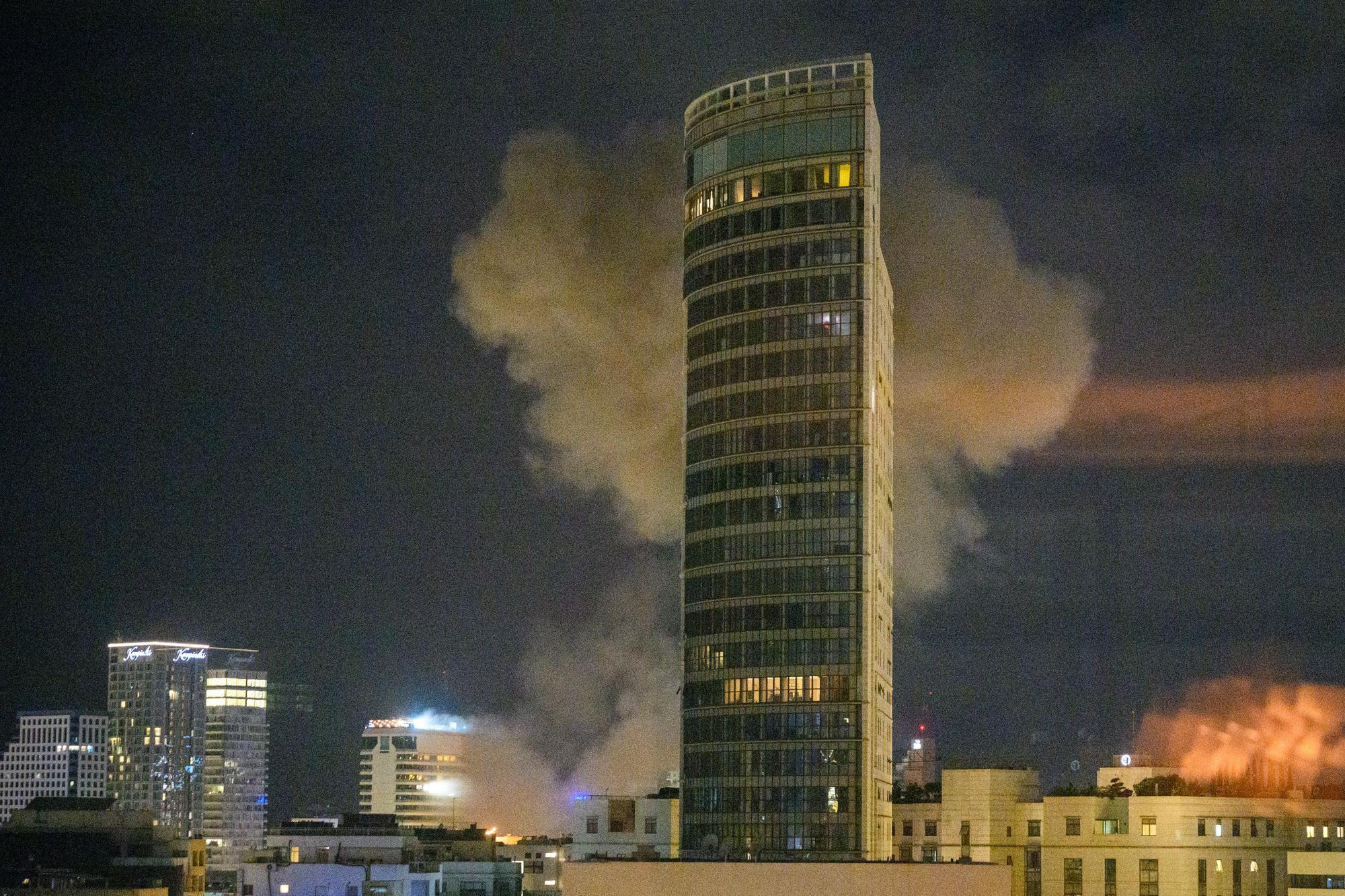 Una columna de fum s'eleva després d'un atac amb coets iranians a Tel-Aviv, Israel.