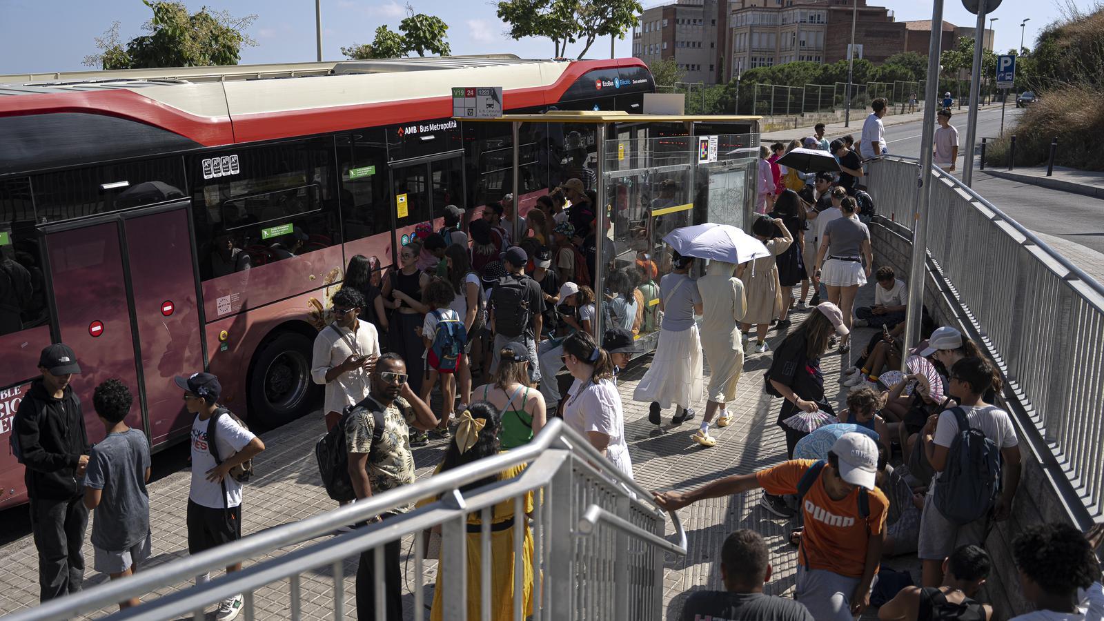 Tourists waiting to board the bus at one of the stops closest to the entrance to Parc Güell