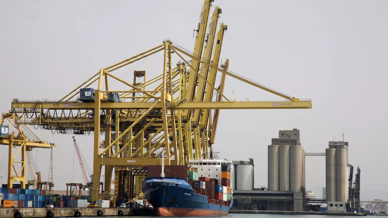 El port de Barcelona és la principal infraestructura per on passen exportacions i importacions.