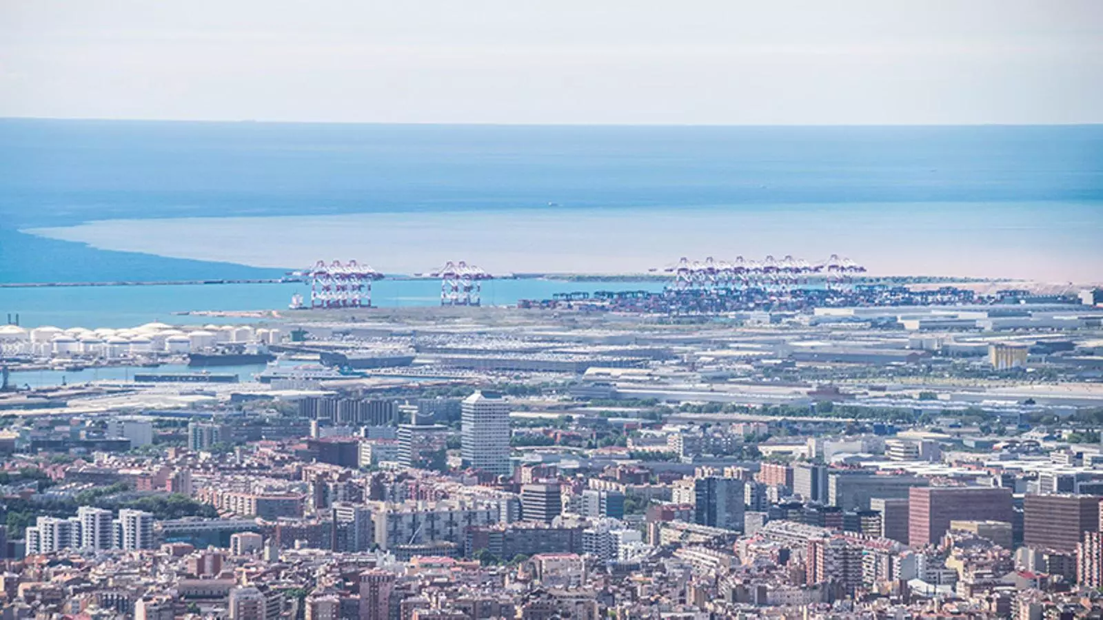 La desembocadura del Llobregat aquest matí, des del Tibidabo / ALFONS PUERTAS
