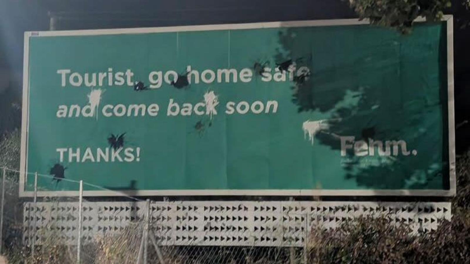 Una de las vallas vandalizadas.