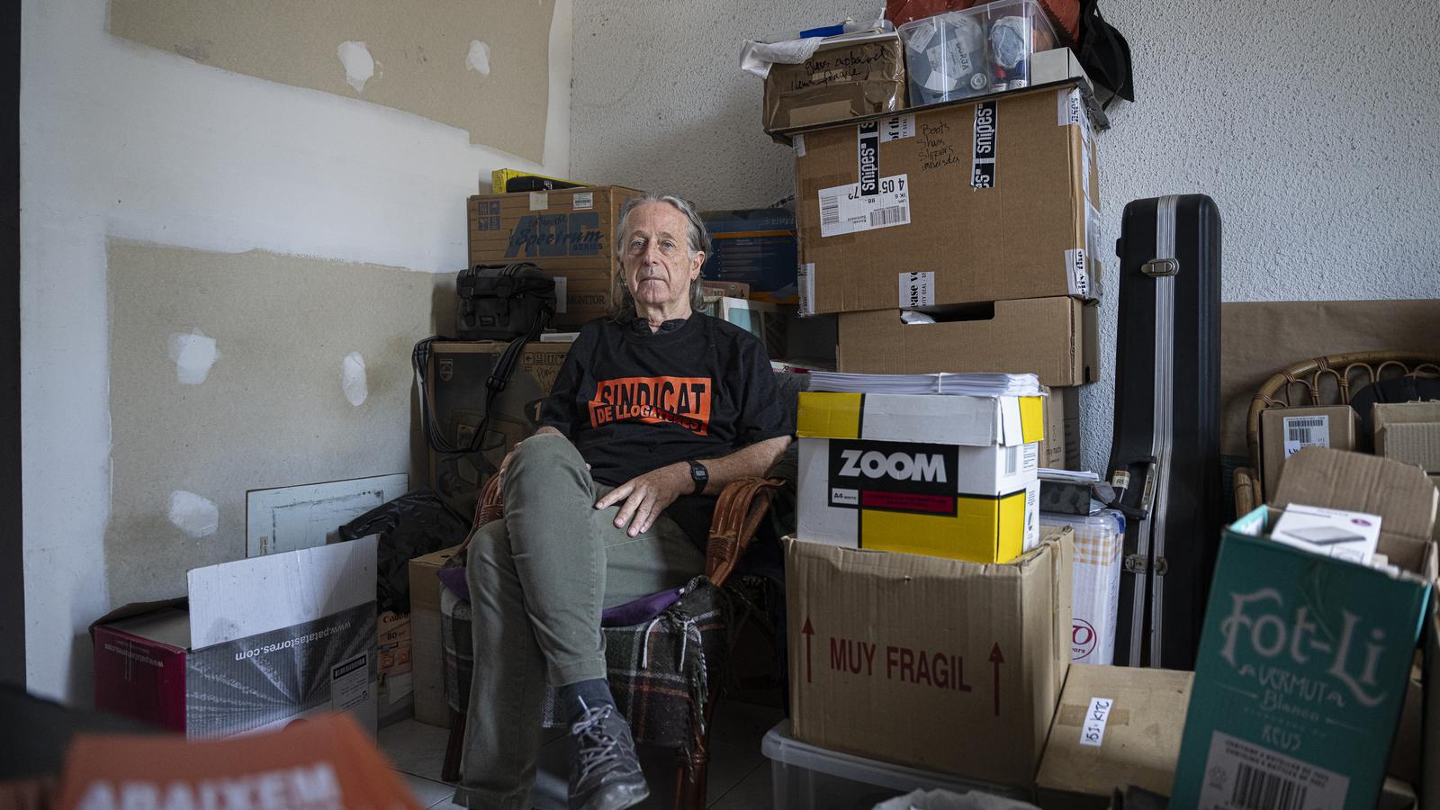 Ivan Giesen, de 68 años, en su casa, en el número 153 de la calle Ramon Turró del Poblenou, de donde le quieren desahuciar.