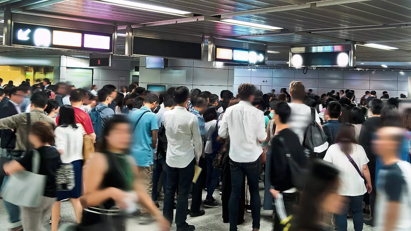 Hora punta al metro de Hong Kong, un dels estudiats pel consorci internacional MetaSUB amb l’objectiu d’identificar els virus i bacteris que hi viuen.