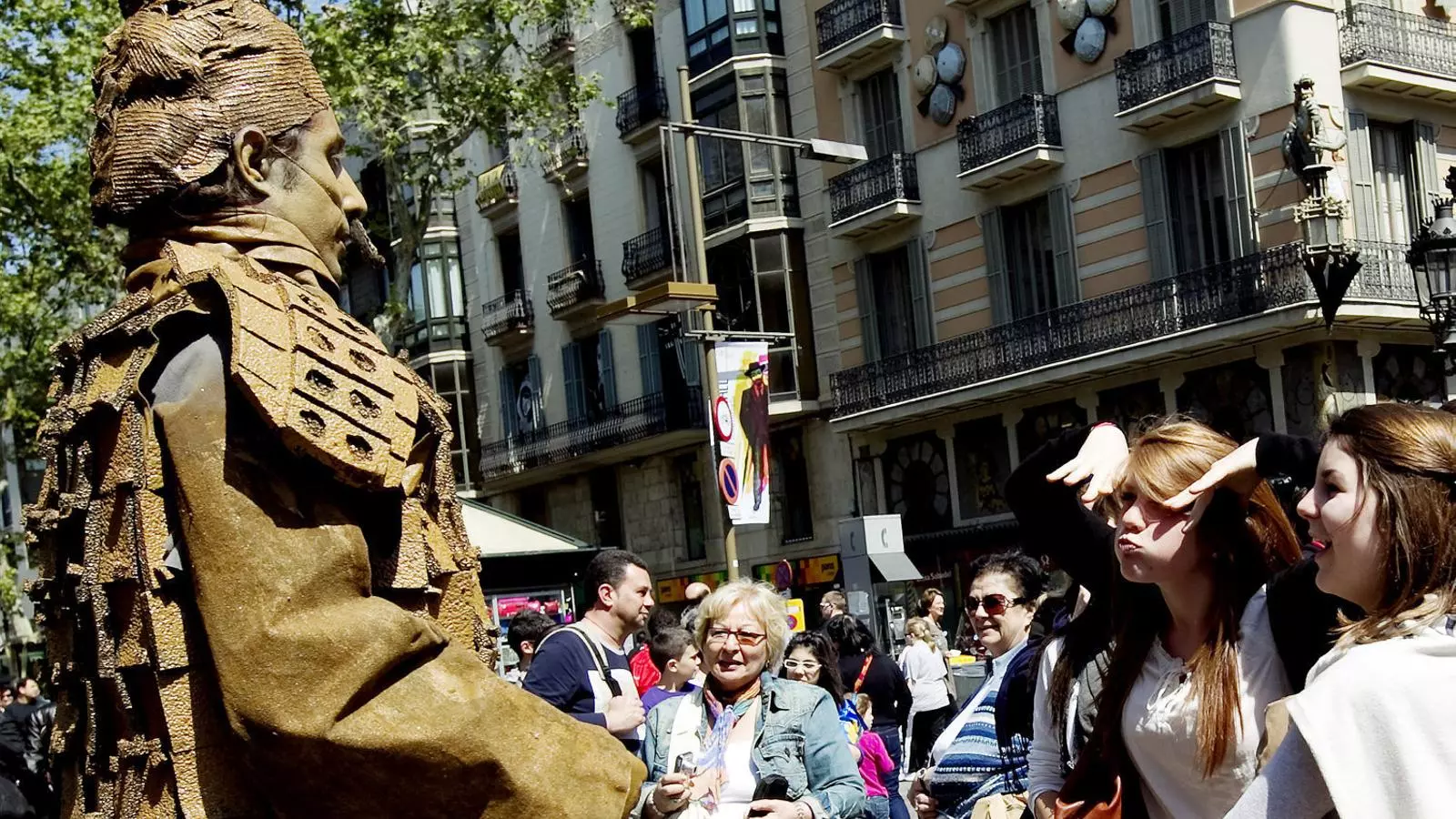 Una de les estàtues de la part baixa de la Rambla.