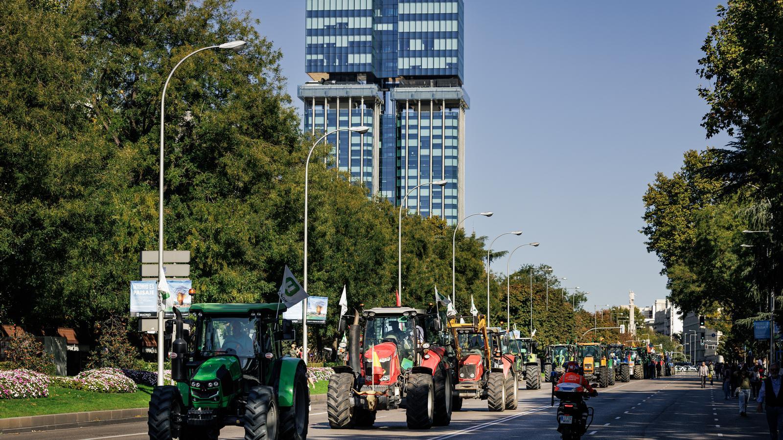 Tractors arriving in Madrid for the slow march called this Wednesday by various agricultural organizations.