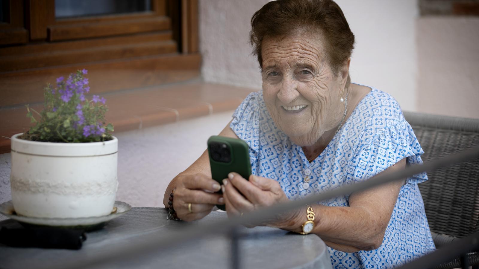 250708PT CUKTURA Interview with Grandma Angeleta at 95 years old, a phenomenon on social networks Roda de Ter 08 07 2025 DIARIA ARA Photo Pere Tordera