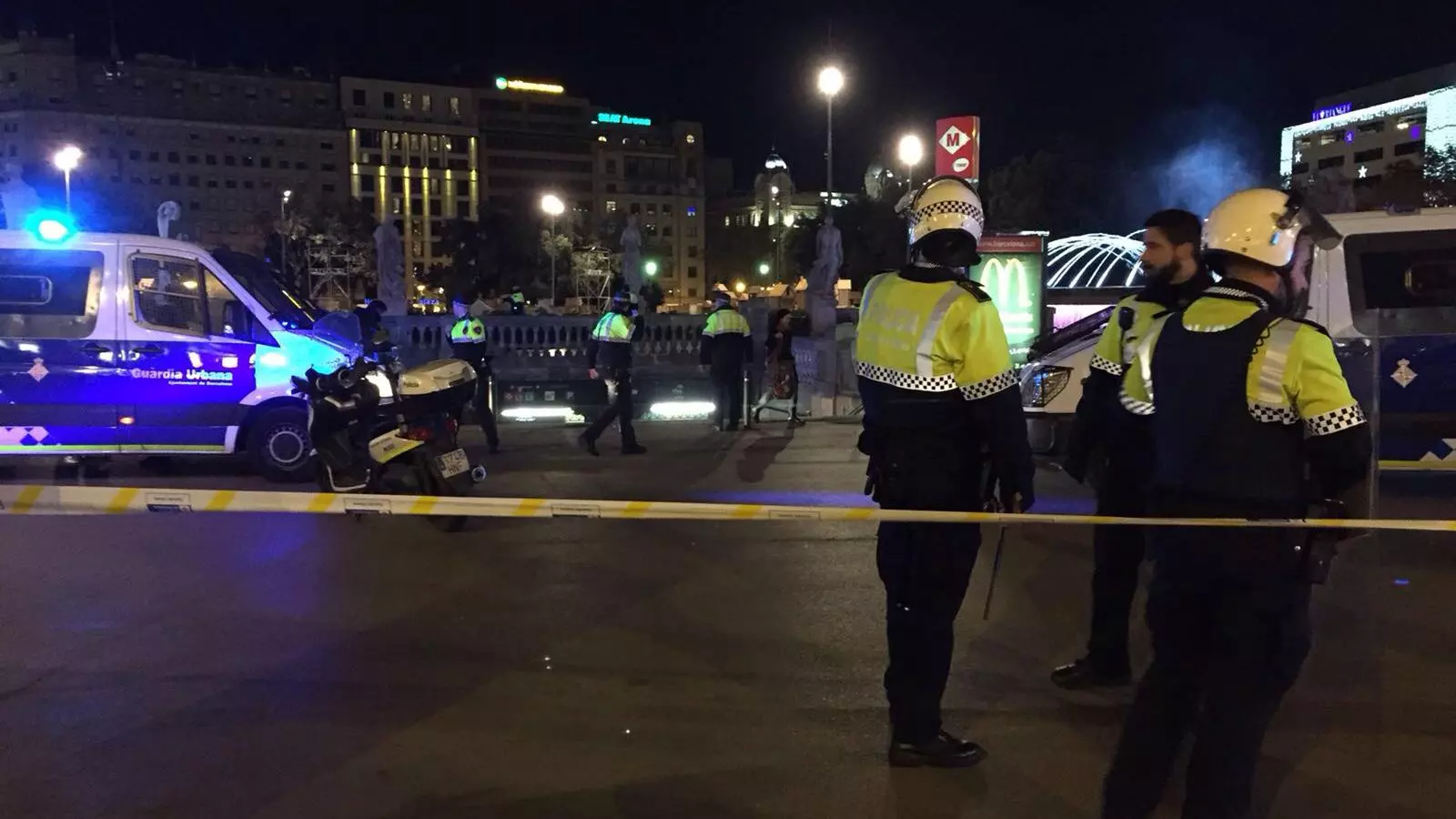 Agents de la Guàrdia Urbana precinten una entrada al metro i al tren de plaça Catalunya