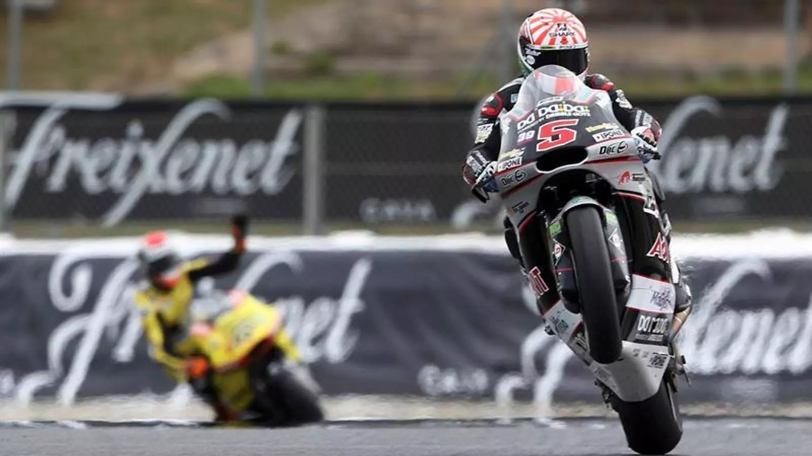 Johann Zarco (5) i Álex Rins, primer i segon a Moto2, a Montmeló