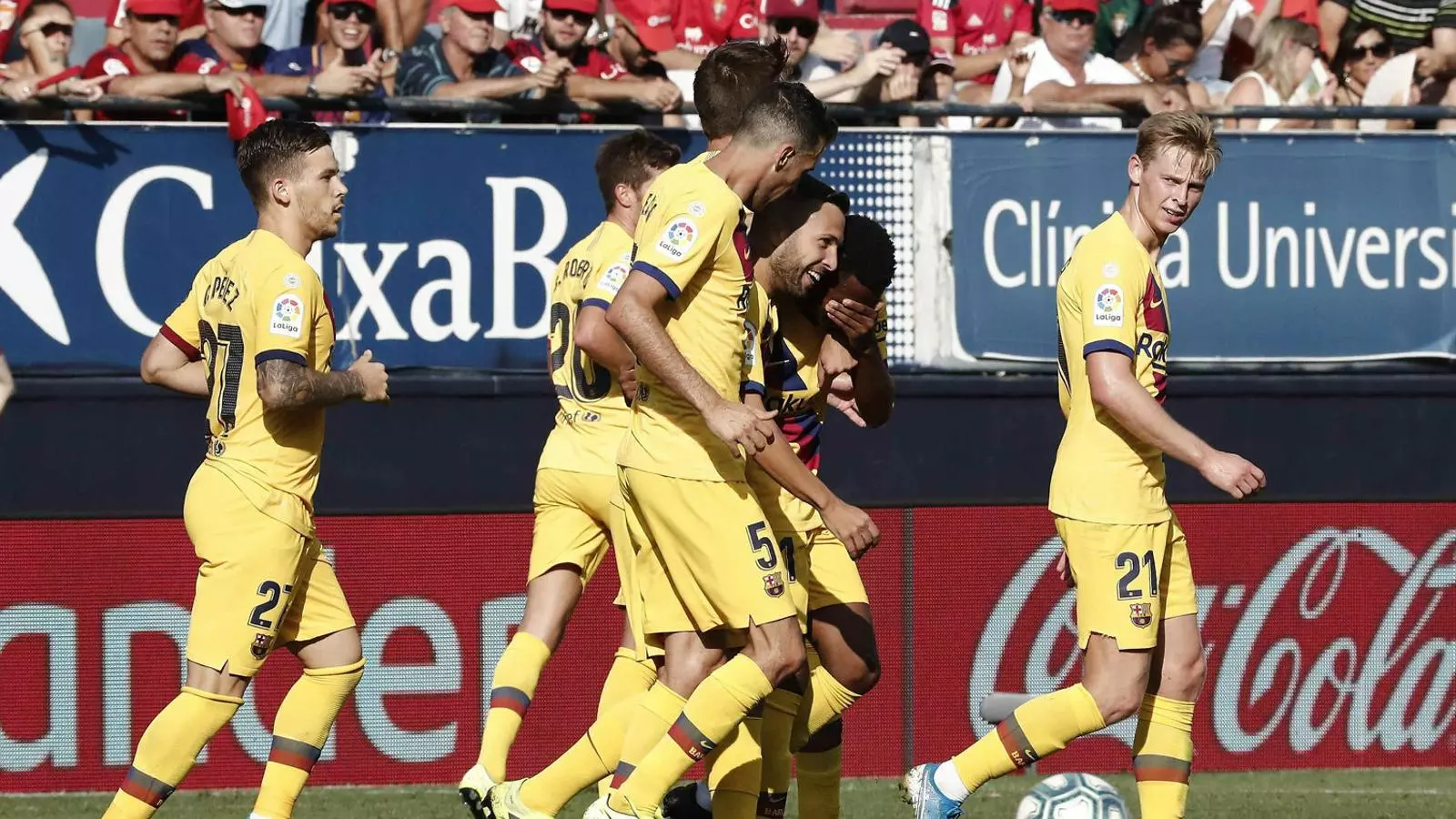 El granollerí Carles Pérez, a l’esquerra, celebrant el gol del jove Ansu Fati, al camp de l’Osasuna.