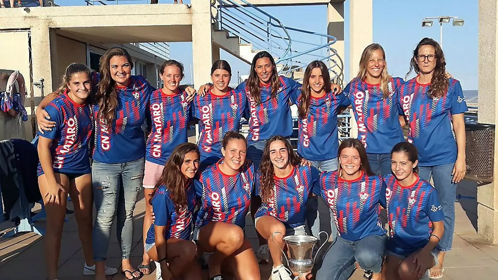 Les jugadores del CN Mataró, amb el trofeu.