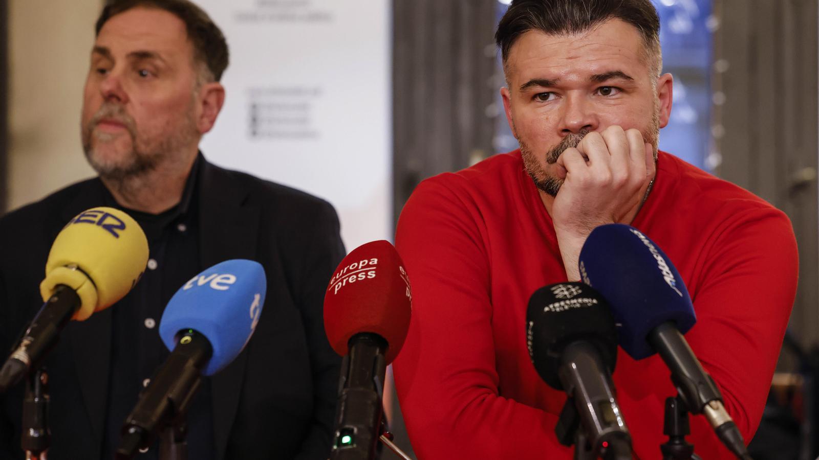 Gabriel Rufián y Oriol Junqueras durante una rueda de prensa en una imagen de archivo.