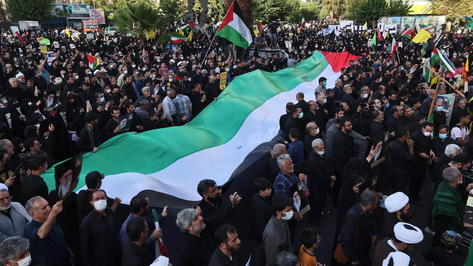 Iranians sostenen una bandera de Palestina durant les protestes contra els atacs a Gaza