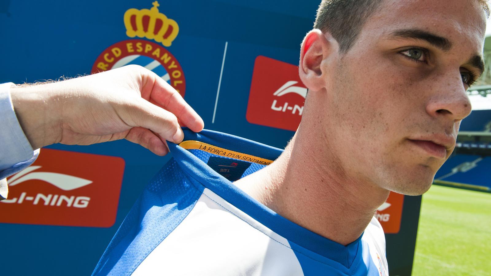 "La força d'un sentiment" llueix a l'interior de la samarreta.