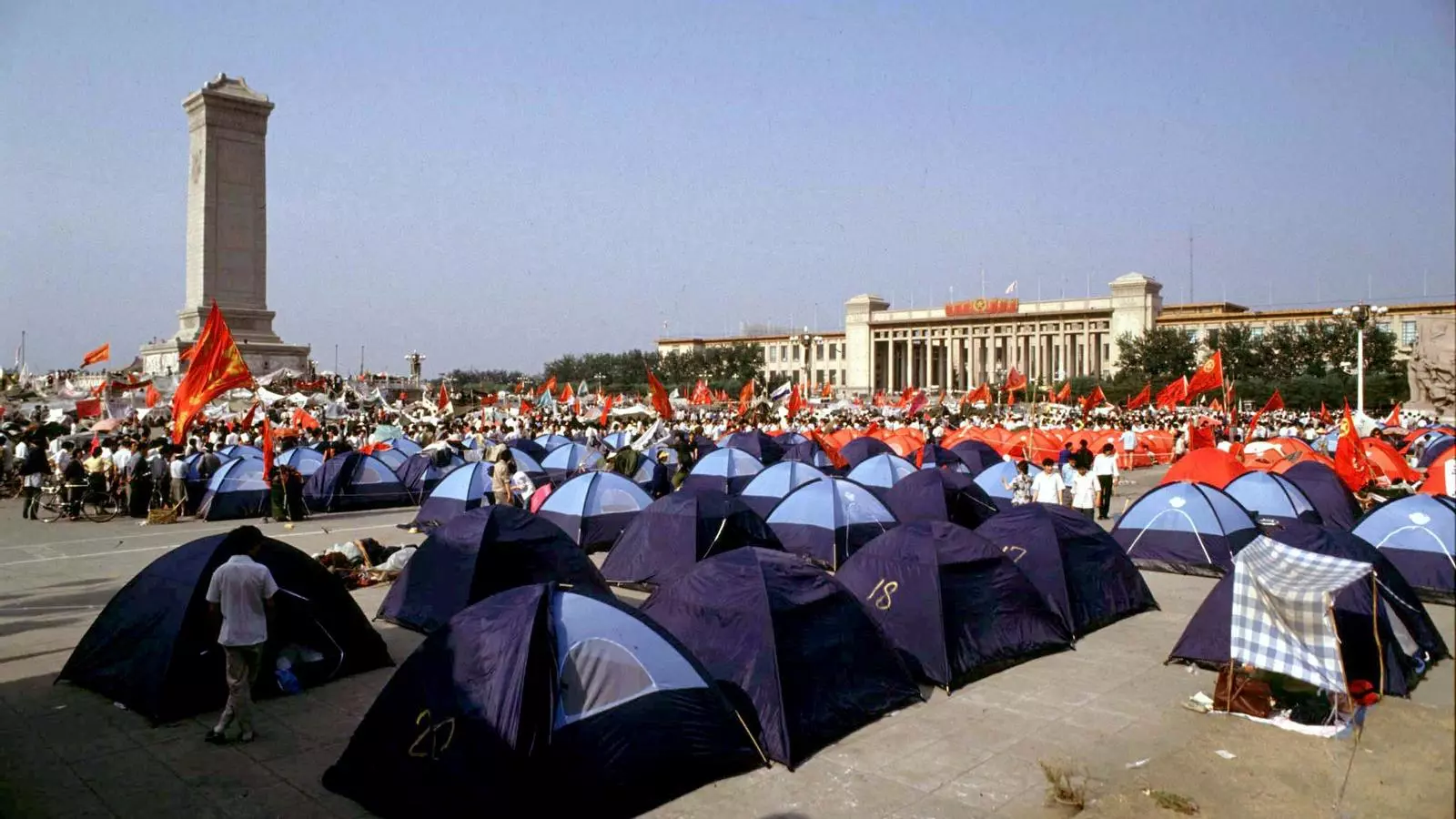 Manifestants a favor de la democràcia, amb tendes de campanya aquest divendres a la plaça de Tiananmen.