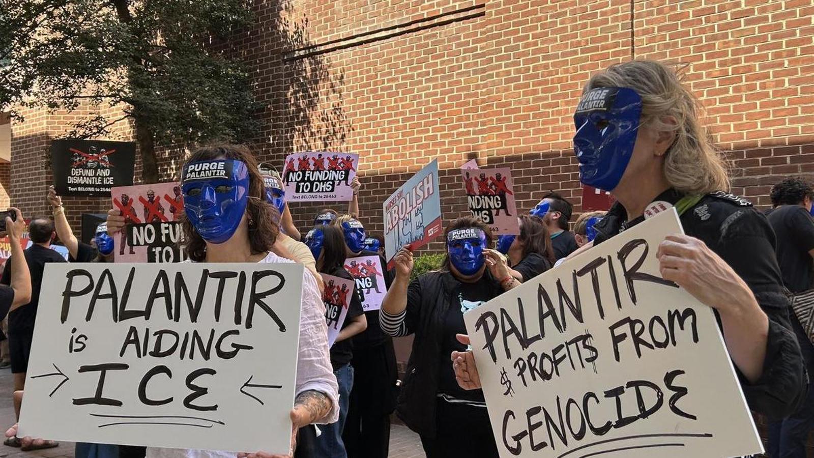 La comunidad inmigrante en los Estados Unidos se manifiesta contra la empresa tecnológica Palantir, en Washington