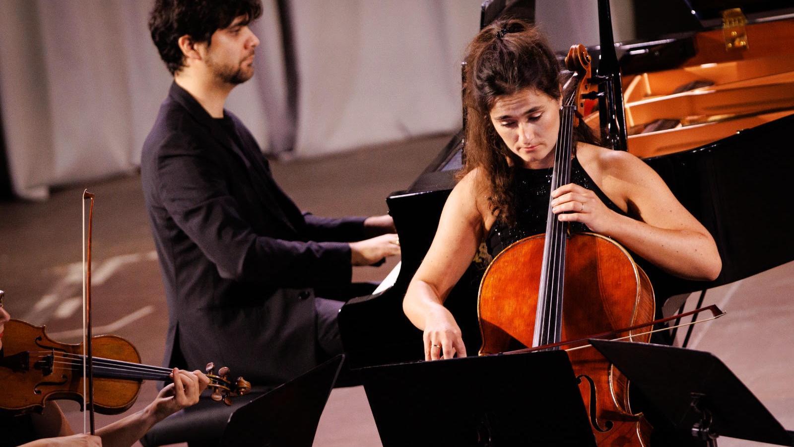 Magí Garcías and Zuzanna Sosnowska performing Mahler.