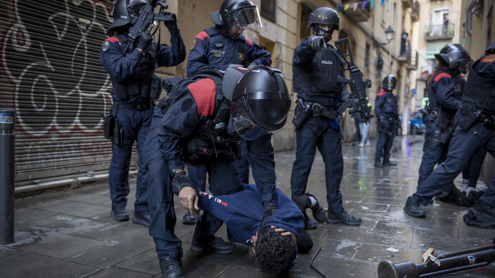 Mossos device in Barcelona during a raid on a drug den in the Raval neighborhood.