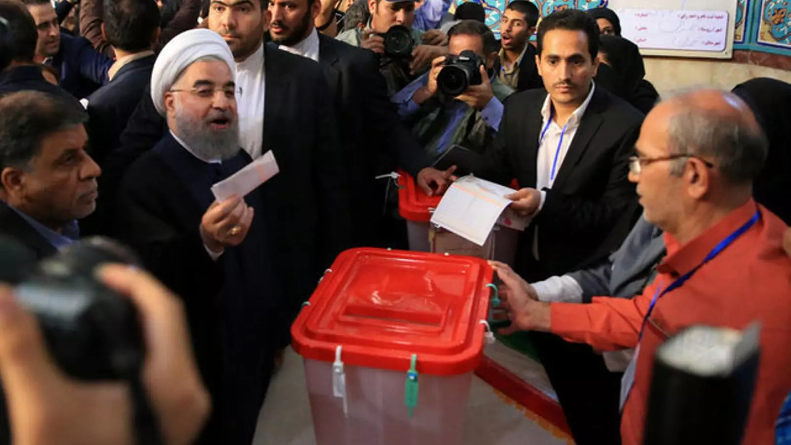 Rouhani vota en un col·legi electoral de Teheran.