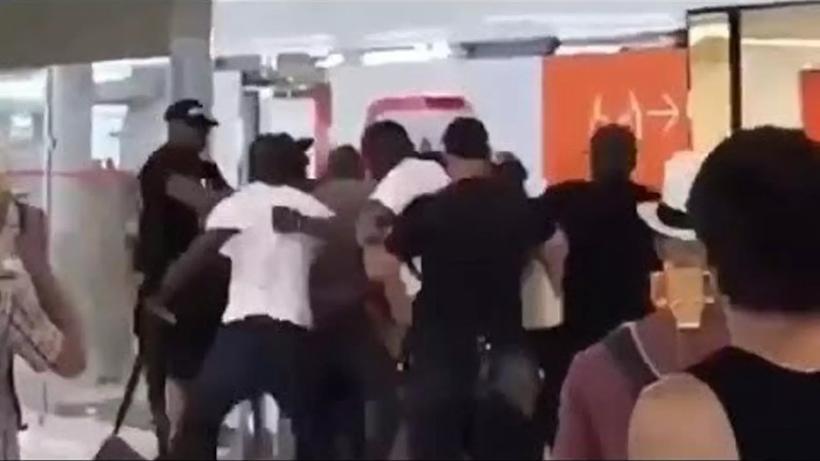 Baralla entre rapers a París-Orly