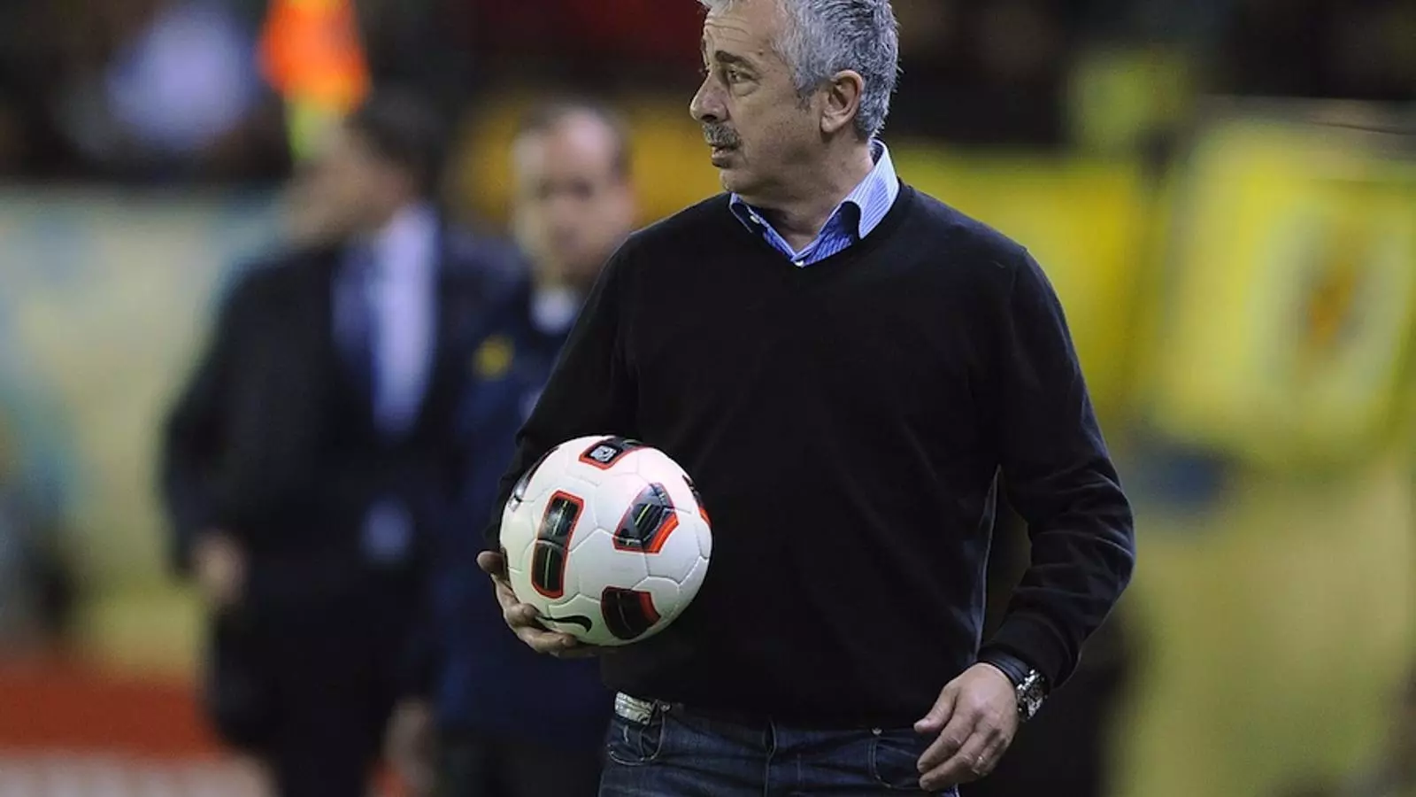 Manolo Preciado, durant la seva etapa a com a entrenador a Gijón / JOSÉ JORDÁN / AFP PHOTO