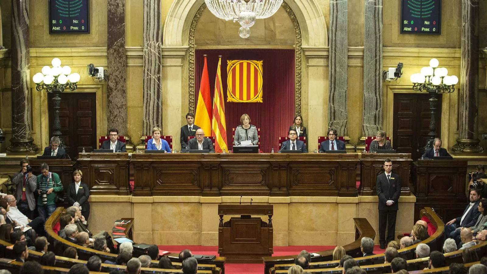 La justícia castiga la mesa del Parlament de l’1-O per desobediència; tancades les botigues a la nit i els centres cívics; a les 21 h, Barça-Ferencváros a la Champions: les claus del dia, amb Antoni Bassas (20/10/2020)