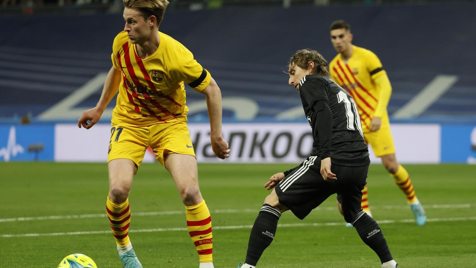 Frenkie De Jong supera Luka Modric en una acció del Clàssic de diumenge