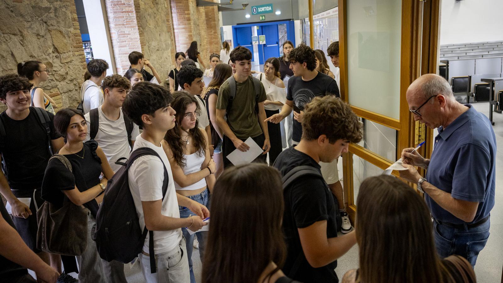 Students accessing classrooms to take the Pau exams of 2026.