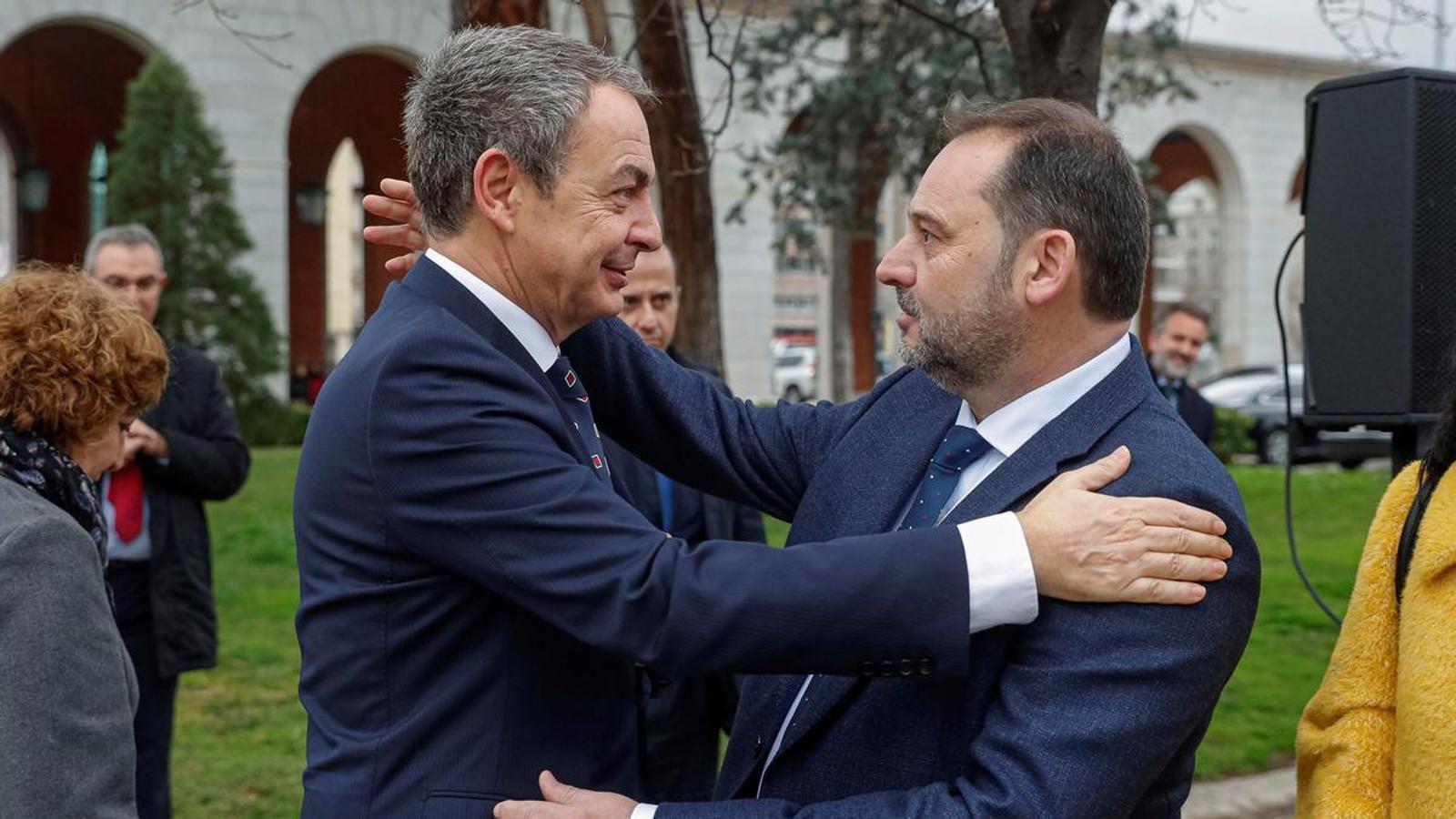 José Luis Ábalos (r), greets former Government President José Luis Rodríguez Zapatero (l) in an archive image