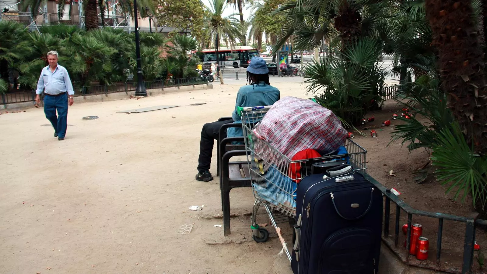 Un sense-sostre, dels què habitualment freqüenten la plaça Duc de Medinaceli, on té la seu el Registre Civil de Barcelona, aquest dijous per la tarda / ACN