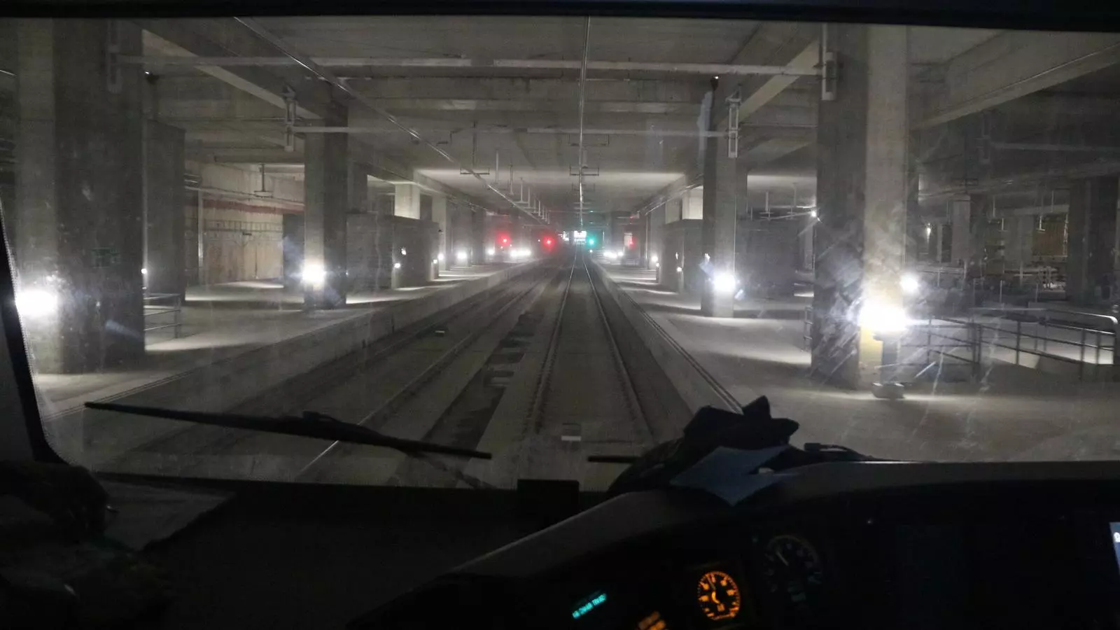 La nova estació de La Sagrera des del primer tren de l'R1 en direcció l'Hospitalet de Llobregat que ha passat per dins l'estació intermodal.