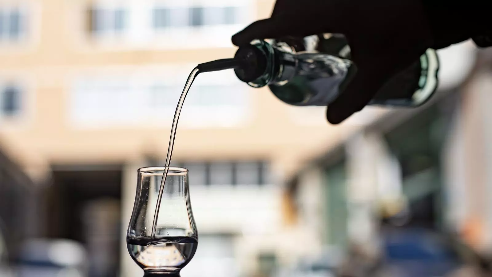 La ginebra que fan a la destil·leria Corpen