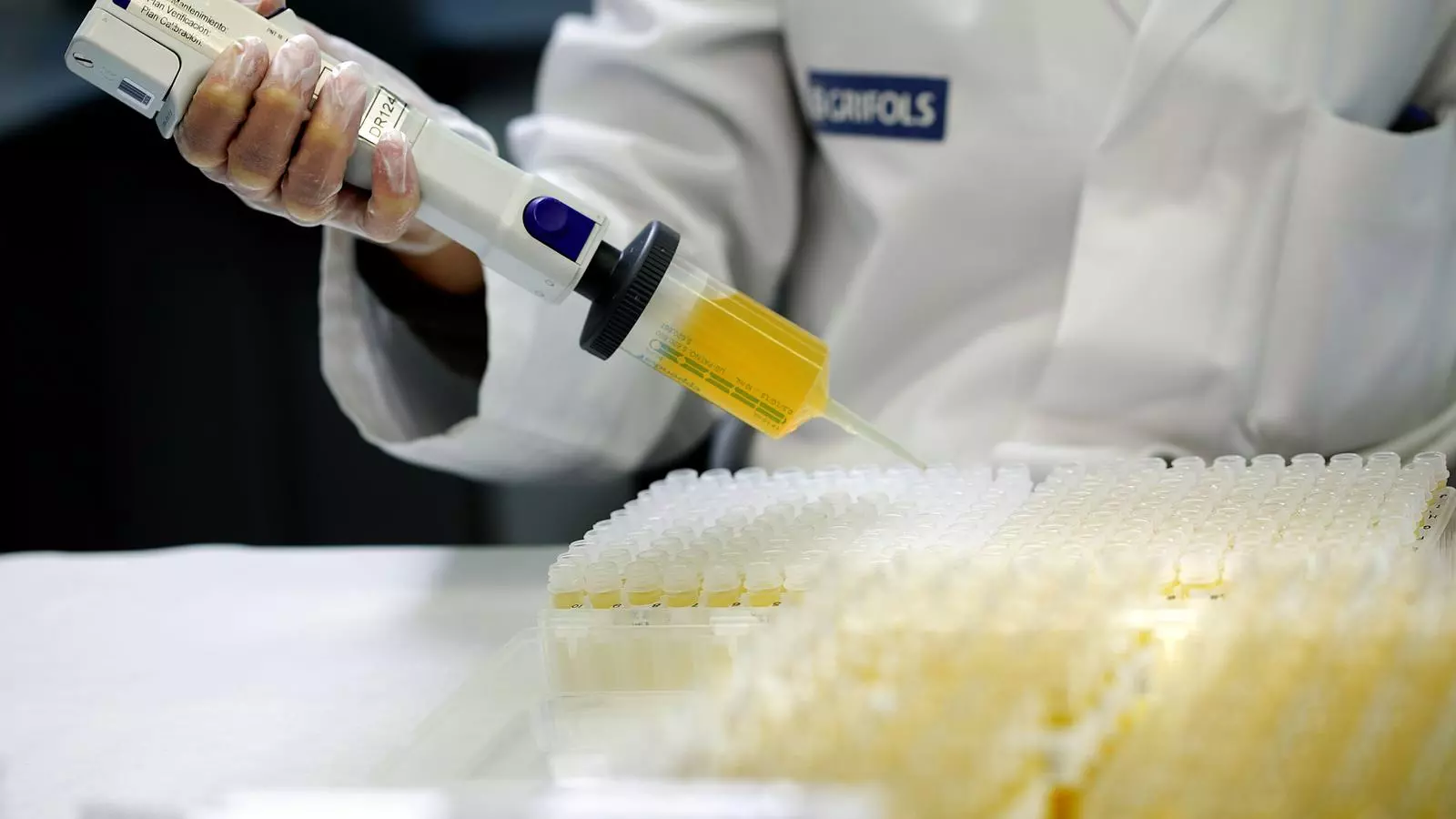 Imatge d'un laboratori de Grifols on es tracta plasma.