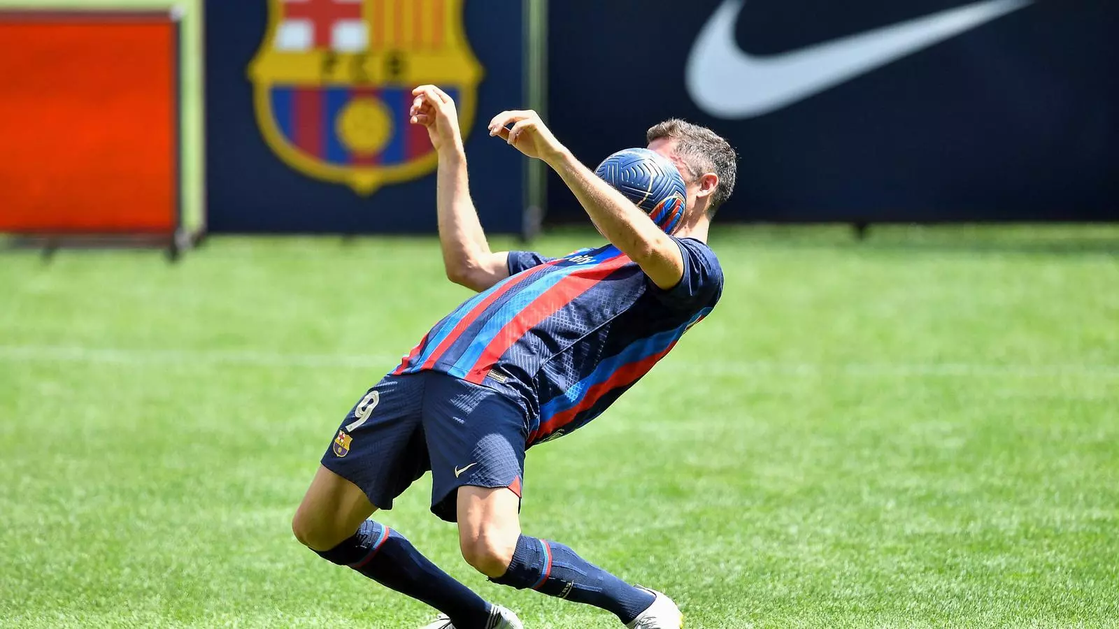 Robert Lewandowski controlando una pelota en su multitudinaria presentación en el Camp Nou.