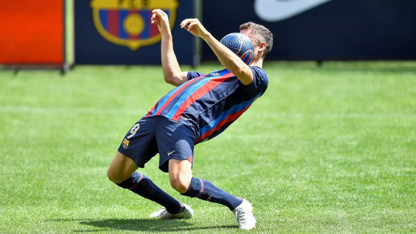 Robert Lewandowski controlant una pilota en la seva multitudinària presentació al Camp Nou.