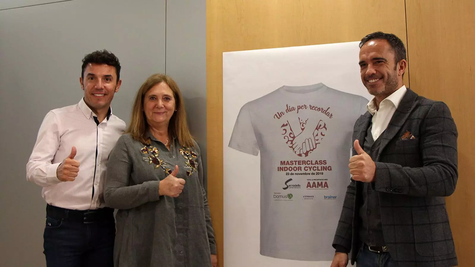 Dolors Rodríguez, de l'Associació Andorrana per la Malaltia d'Alzheimer; el conseller de Joventut, Esports i Participació Ciutadana d'Andorra la Vella, Alain Cabanes, i el ciclista Joaquim 'Purito' Rodríguez, amb la samarreta solidària que s'ha fet amb motiu de la jornada. / M. F. (ANA)