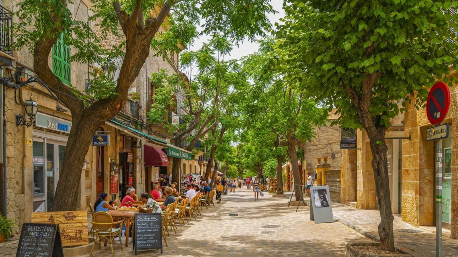 Calle con bares y restaurantes de Mallorca