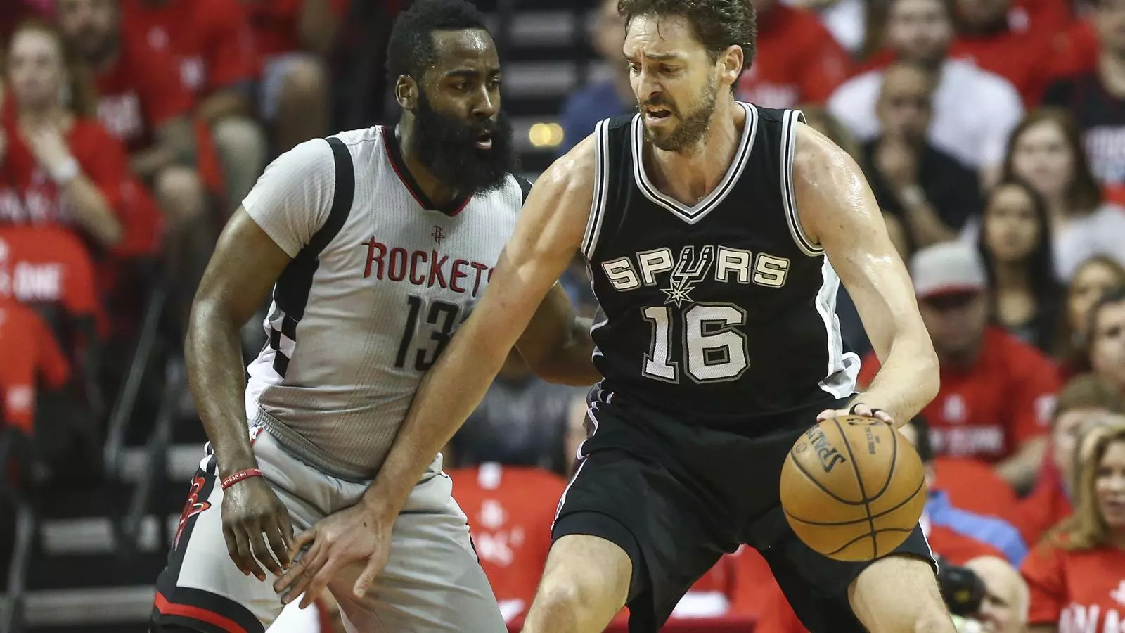 Pau Gasol ataca la defensa de James Harden