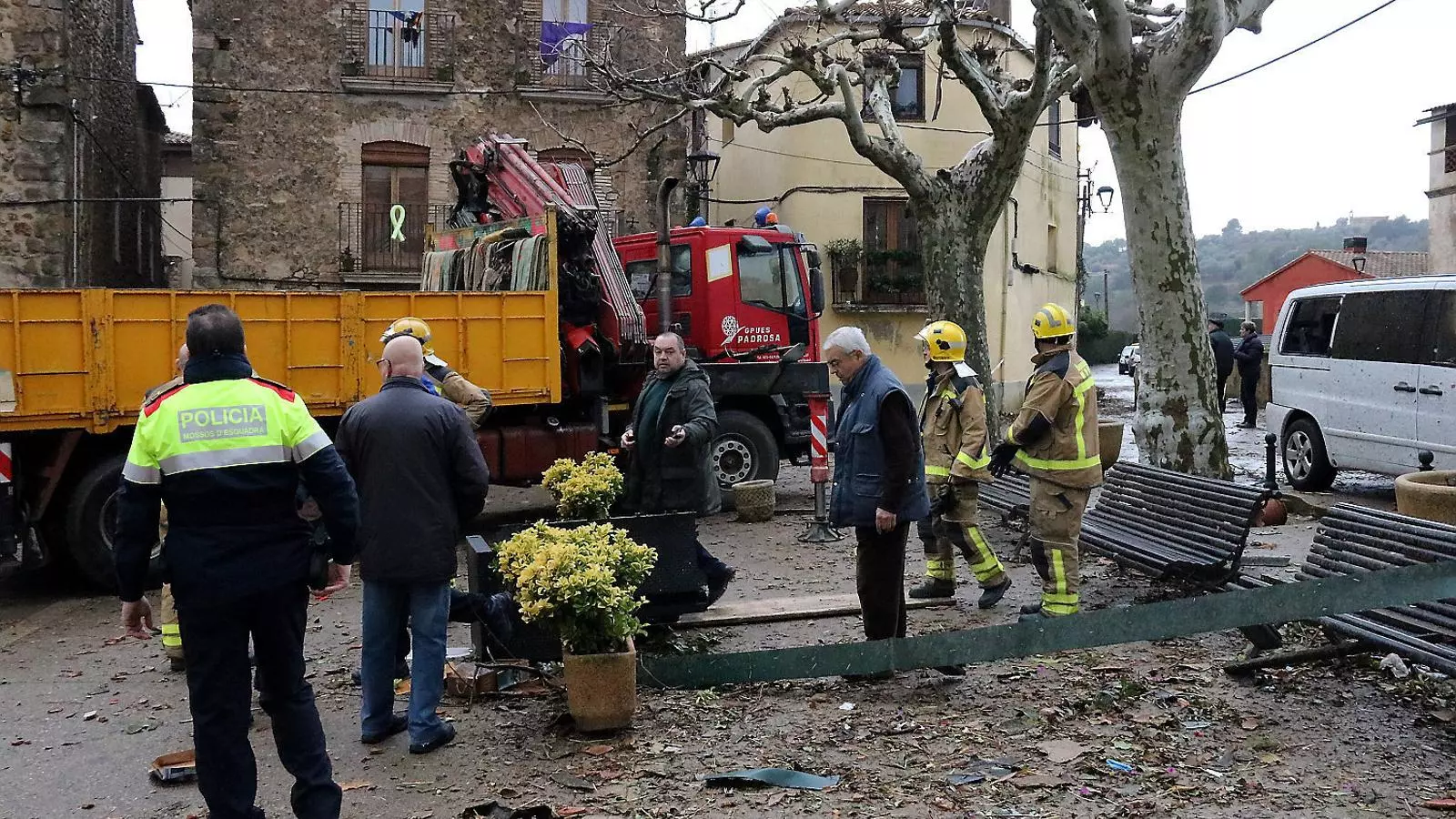 Els bombers treballant ahir davant l’Ajuntament de Cistella (Alt Empordà).