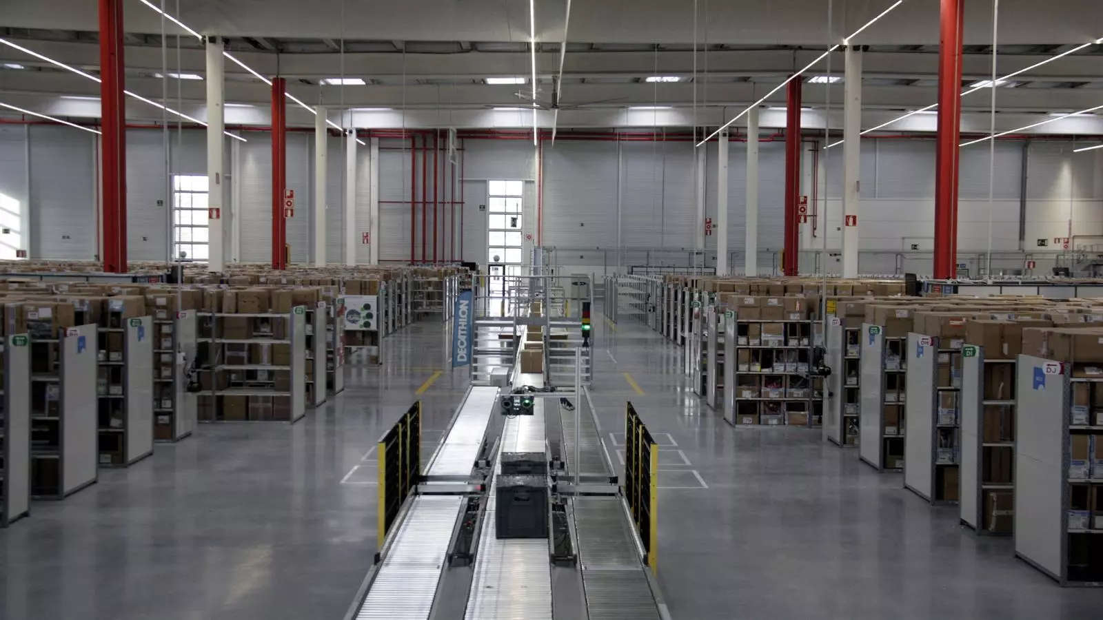 El centre logístic de Decathlon a Sant Esteve Sesrovires