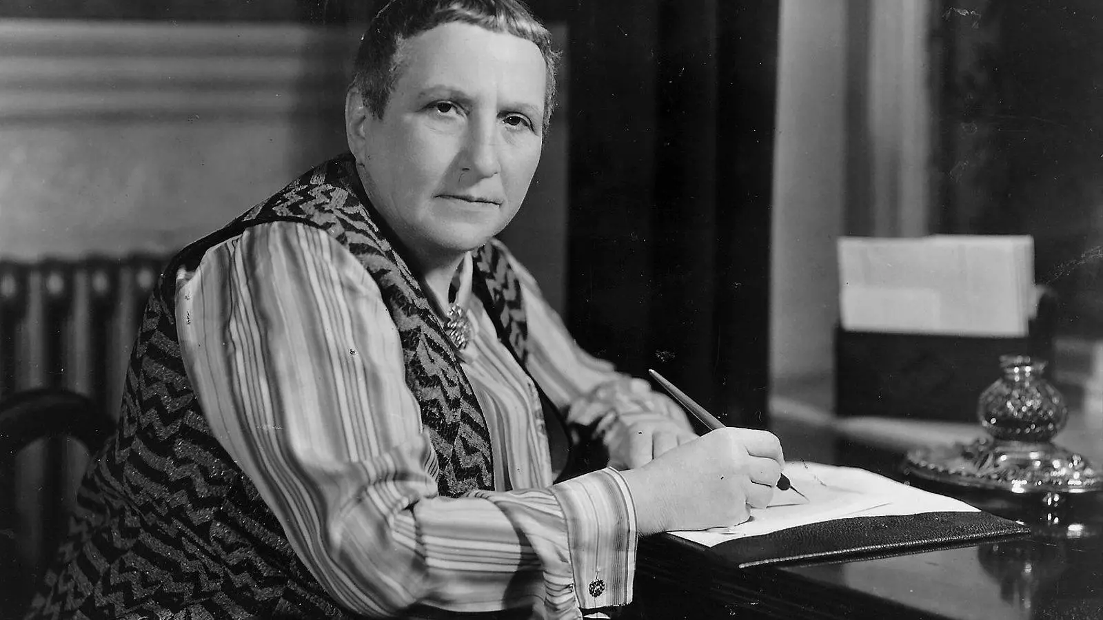 L’escriptora i col·leccionista d’art Gertrude Stein. A la dreta, la casa on va viure amb la seva parella al barri del Terreno de Palma.
