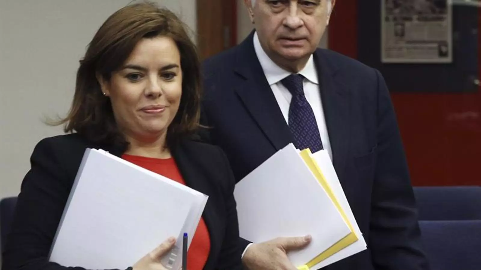 Jorge Fernández Díaz i Sáenz de Santamaría durant la roda de premsa del consell de ministres. EFE