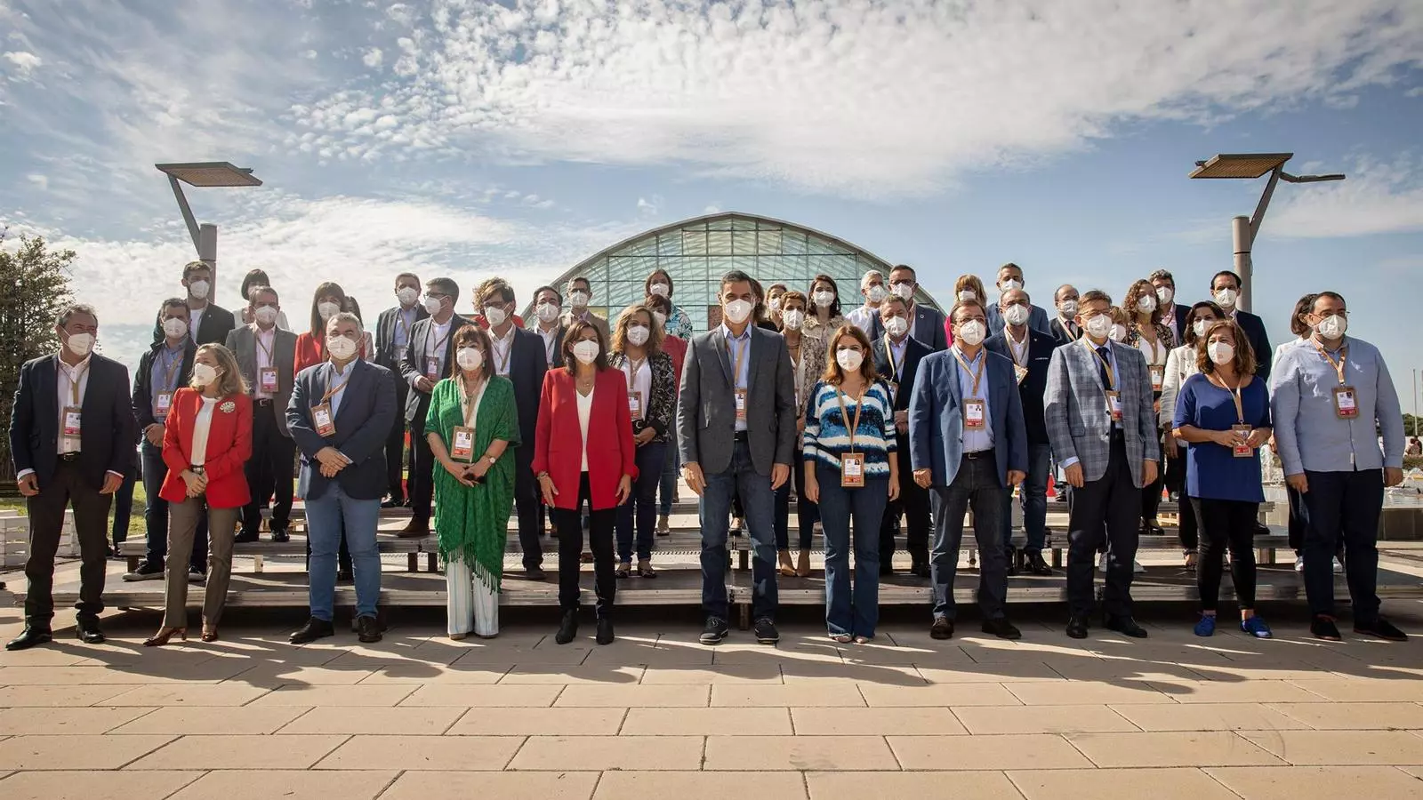 El líder socialista, Pedro Sánchez, preside la foto de familia con 'barones' y ministros del PSOE, a la Feria de Valencia