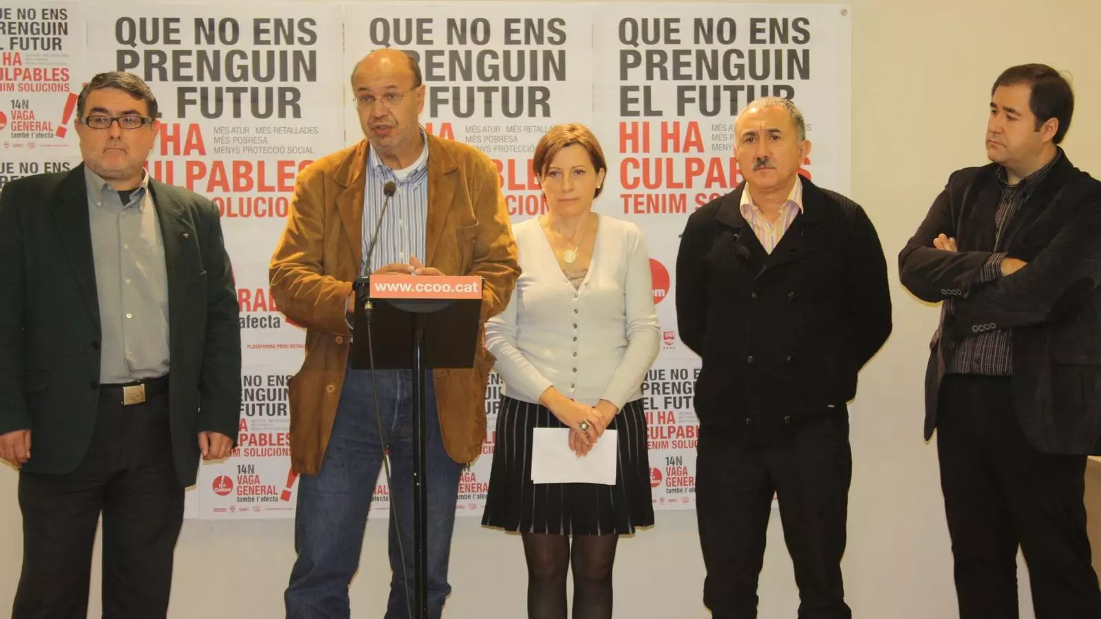 La presidenta de l'ANC, Carme Forcadell, entre els dirigents de la Intersindical-CSC, CCOO, UGT i USOC.
